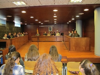 Un grupo de alumnos visita el Palacio de Justicia de Cáceres